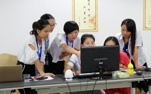  美女們互相交流學(xué)習(xí)，氣氛有點嚴(yán)肅啊