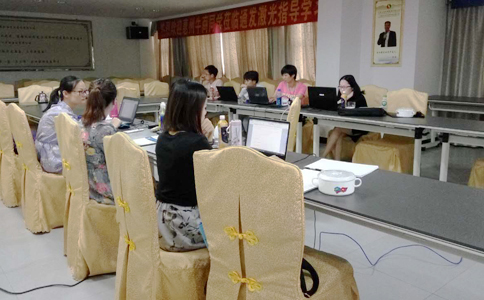  各家的客服美女真是巾幗不讓須眉啊，學(xué)習(xí)工作兩不誤